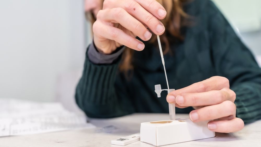 Přibývá akutních respiračních infekcí, covidu-19 je nejvíc za celý rok