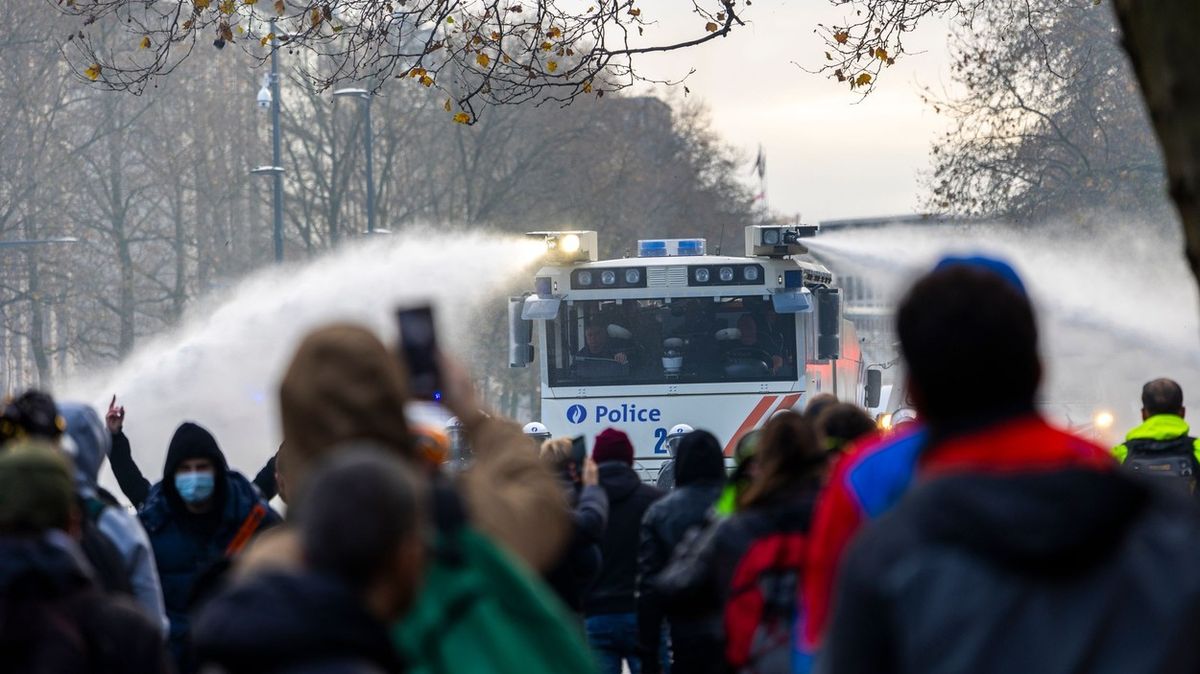V Bruselu protestovalo proti covidovým omezením 35 tisíc lidí