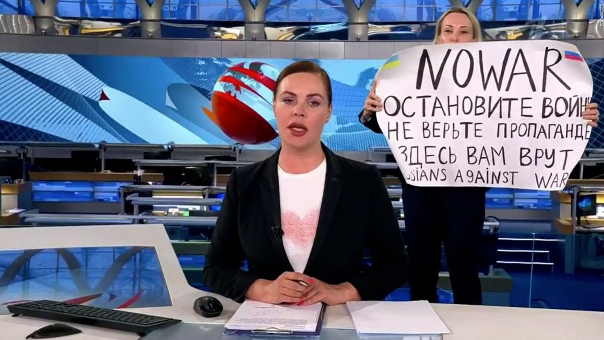 Novinářka dostala za protest v ruské televizi pokutu. Vězení jí hrozí dál