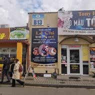 V Sapě je ordinace, kde má vietnamská lékařka českou sestřičku a český zubař vedle má zase vietnamskou sestřičku.