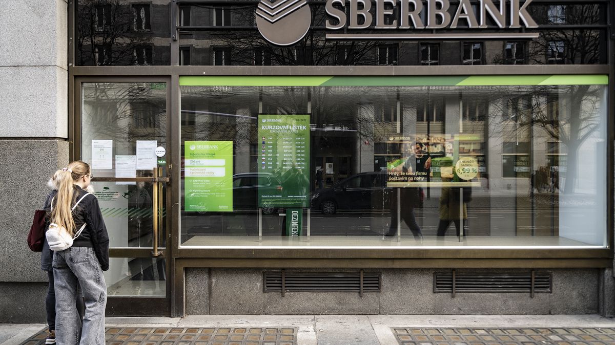 Obcím chodí nabídky pomoci se Sberbank. „Nic nepodepisujte,“ varuje stát