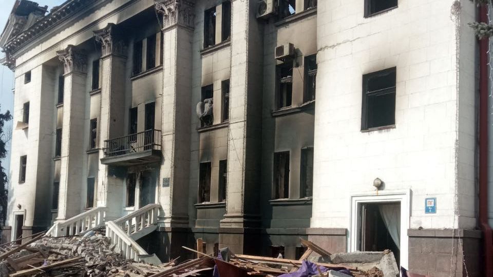 Záběry zničeného divadla v Mariupolu. Pod budovou zůstává přes 1300 lidí