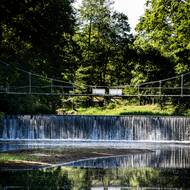 Zlatá stoka odbočuje z řeky Lužnice u obce Majdalena před jezem Pilař, který se stal v minulosti postrachem vodáků. Podceňovaný válec točící se vody pod jezem jich má na svědomí na čtyři desítky.