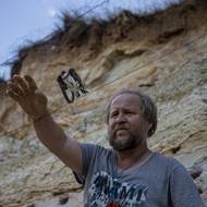 Fotografie břehule říční z pískovny na Karlštejnsku. Snímek vznikl během kroužkování ptáků.