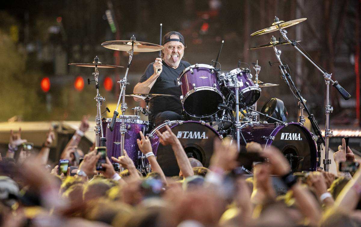 Zakládající člen Lars Ulrich sedí sice vzadu za bubny, ale patří k hlavním tvářím kapely. Legendární je i tím, že místo dvoušlapky používá dva kopáky (basové bubny na zemi).