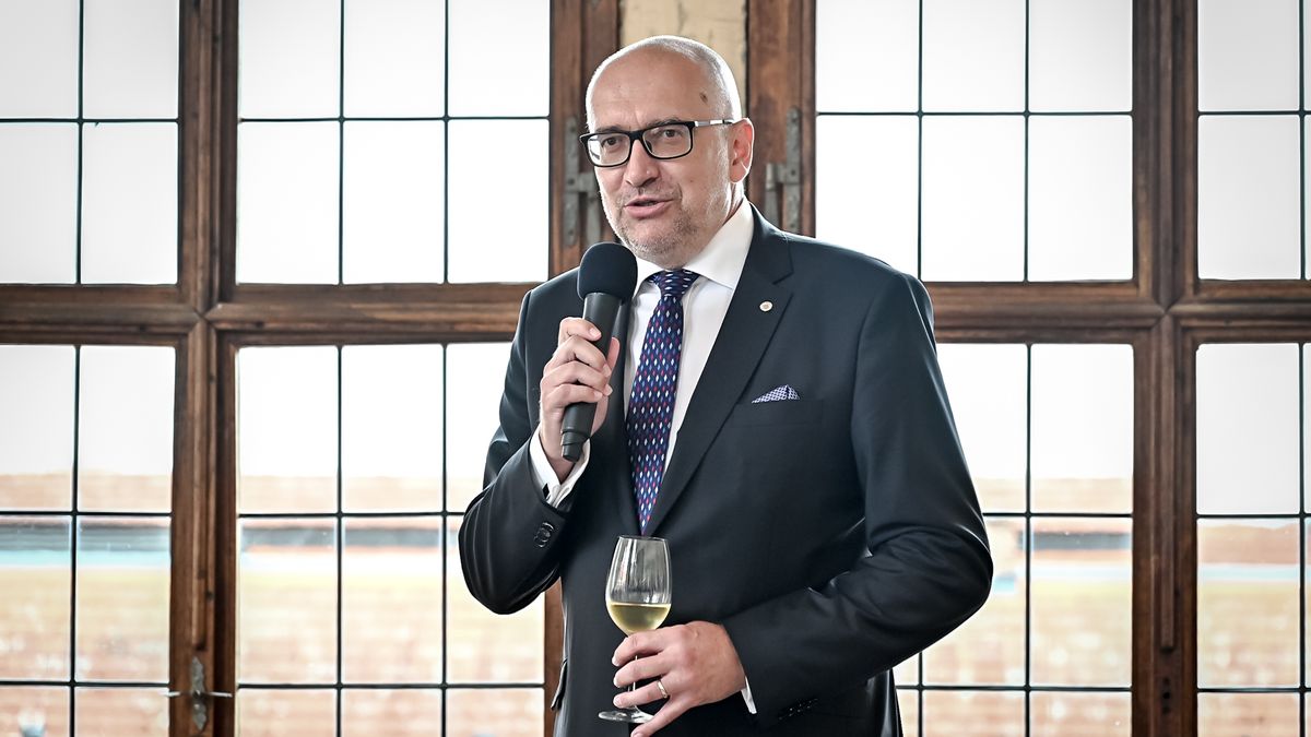 Bek: Školy zkrátka nepřijdou. Škrtneme dvě miliardy, 45 si ale půjčíme