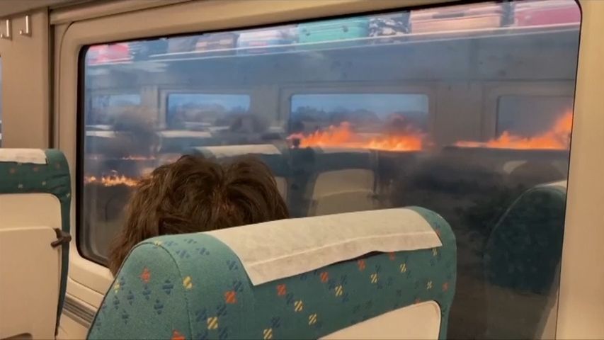 Video: Jindy uklidňující výhled z oken vlaku byl pryč. Živel obklíčil cestující ve Španělsku
