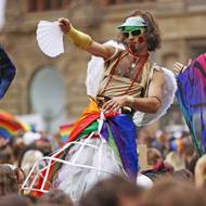 První průvod hrdosti se konal jako reakce na homofobní a transfobní šikanu ze strany policie, snaha o všeobecnou liberalizaci a vznik hnutí za práva sexuálních menšin.