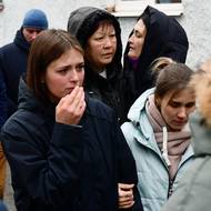 Blízcí se loučí s odvedenými rekruty 27. září v Jekatěrinburgu.