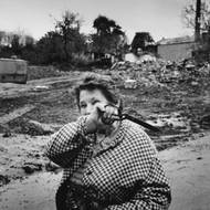 Obyvatelka nedalekého Lomu, která si šla do opuštěných libkovických zahrad ustřihnout růže. Když viděla, jak postupuje demolice, rozplakala se.