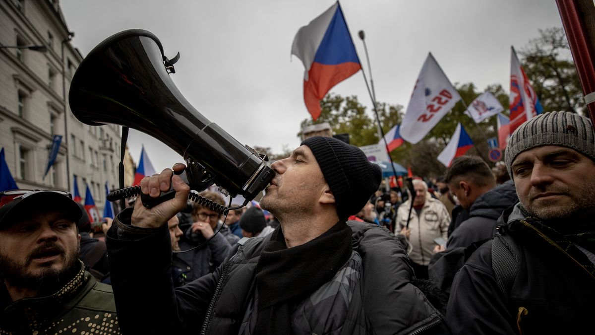 Policie obvinila pořadatele demonstrací Vrabela. Z podvodu s dotacemi na covid