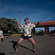 Na snímku se Dimitri Bobkov (31) snaží tančit za zvuku merengue hrajícího z rádia, když se výletní skupina zastavila u čerpací stanice.