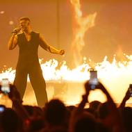Nelze zlomit srdce, které už je zlomené. Balada Break A Broken Heart kyperského soutěžícího Andrewa Lambroua byla plná ohně, kouře a vody.