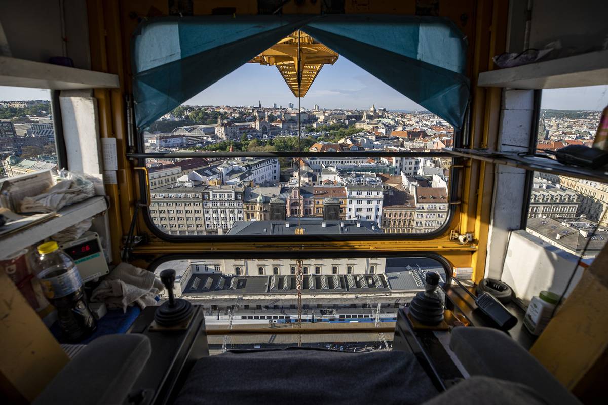 Výhled z kabiny jeřábníka, ve které denně stráví více než 10 hodin. Prohlédněte si unikátní snímky z pražských jeřábů, ze kterých se otevírá jedinečný pohled na Prahu, který jinde neuvidíte. 