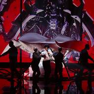 „Maniakální smích na konci vystoupení srbského účastníka je umění. Pověste to v Tate Liverpool, bez debat,“ radili autoři online přenosu na stránkách Eurovision Song Contest.