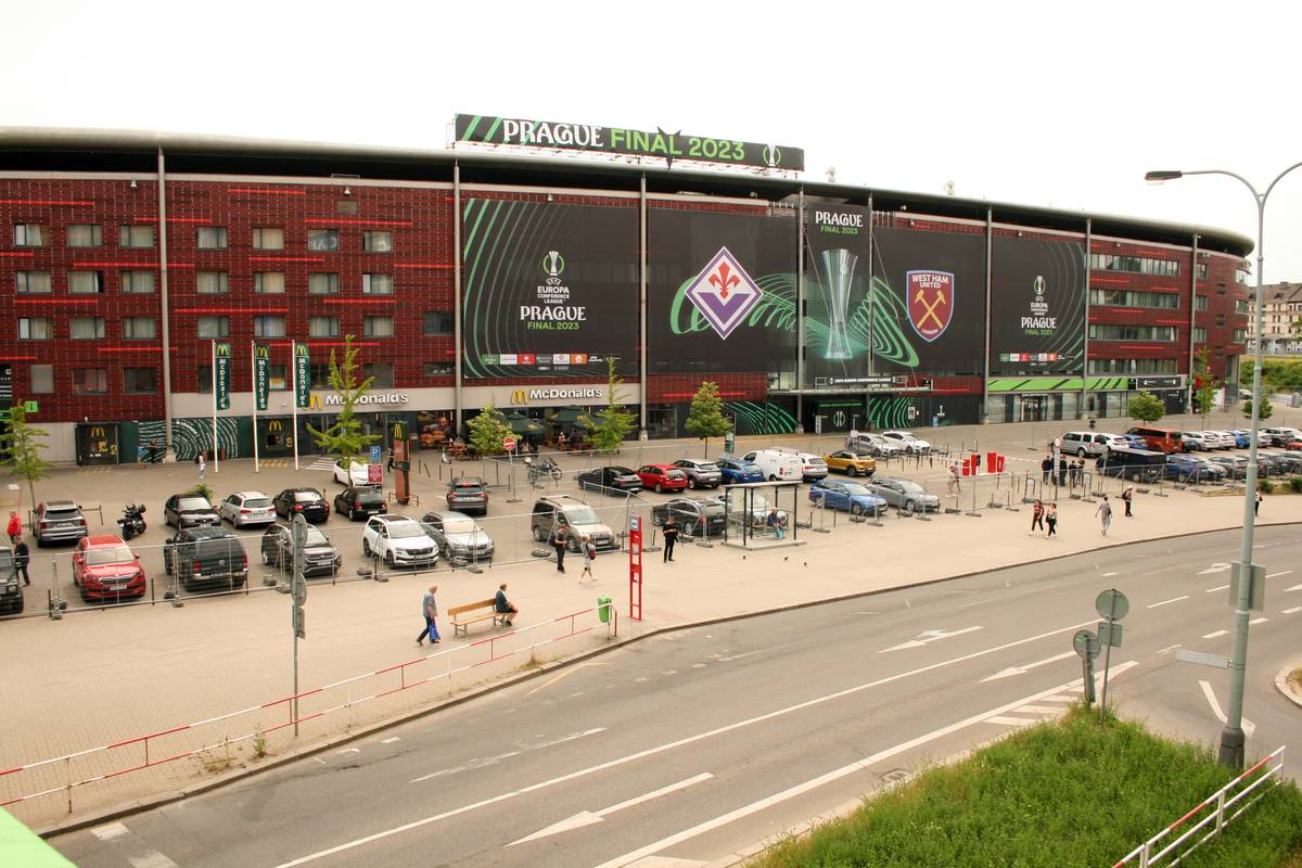 Stadion SK Slavia Praha v pražských Vršovicích před finále Evropské konferenční ligy. Zmizela pěticípá hvězda, červenobílé legendy nahradila loga UEFA.