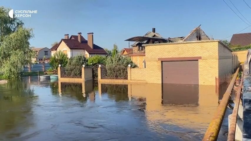 Video: Voda stoupá. Takhle vypadají zaplavené domy pod Kachovskou přehradou