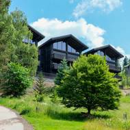 Pohled z dolní části města na Hotel Barbora.