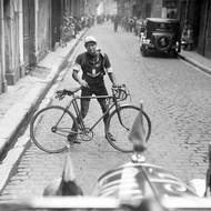 Po pádu. Švýcarský cyklista Georges Antenen těsně poté, co se zvedl po pádu ve 12. etapě z Gap do Grenoblu při Tour de France v roce 1932.
