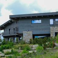 Vila, kam podle místních jezdí lobbista Roman Janoušek. Nachází se kousek nad Dospivovým pozemkem. 