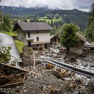Silnice a domy ve vesnici Raduha jsou zasypané i metrovými závaly kamení a dřeva.