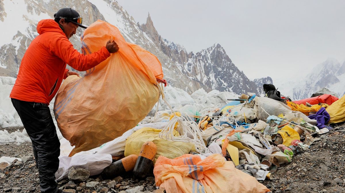 Fotky: Riskuje život na K2 kvůli sběru odpadků. Uctívá tak mrtvého otce
