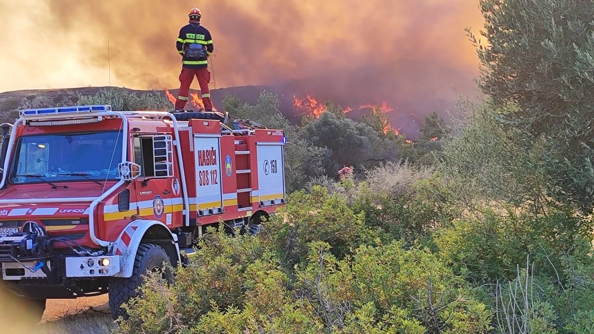 Svědectví hasičů z Rhodosu: Hukot a horká vlna. Sami jsme před ohněm utíkali.