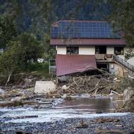 Hladiny řek se během víkendových povodní zvedly až o sedm metrů a jejích síla byla ničivá. Divoká voda s sebou brala auta, domy i kusy silnic. (Fotografie vznikla nedaleko Ljubna ob Savinji.)
