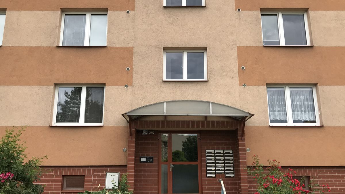 Ve vlastním, čím dál prázdnějším bytě. Jak žijí chudí Češi oproti Evropě