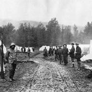 Řada stanů - to byly počátky města Skagway, které vzniklo díky zlaté horečce na Klondiku. Do Skagway se dobrodruzi dostali lodí ze San Francisca nebo Seattlu.