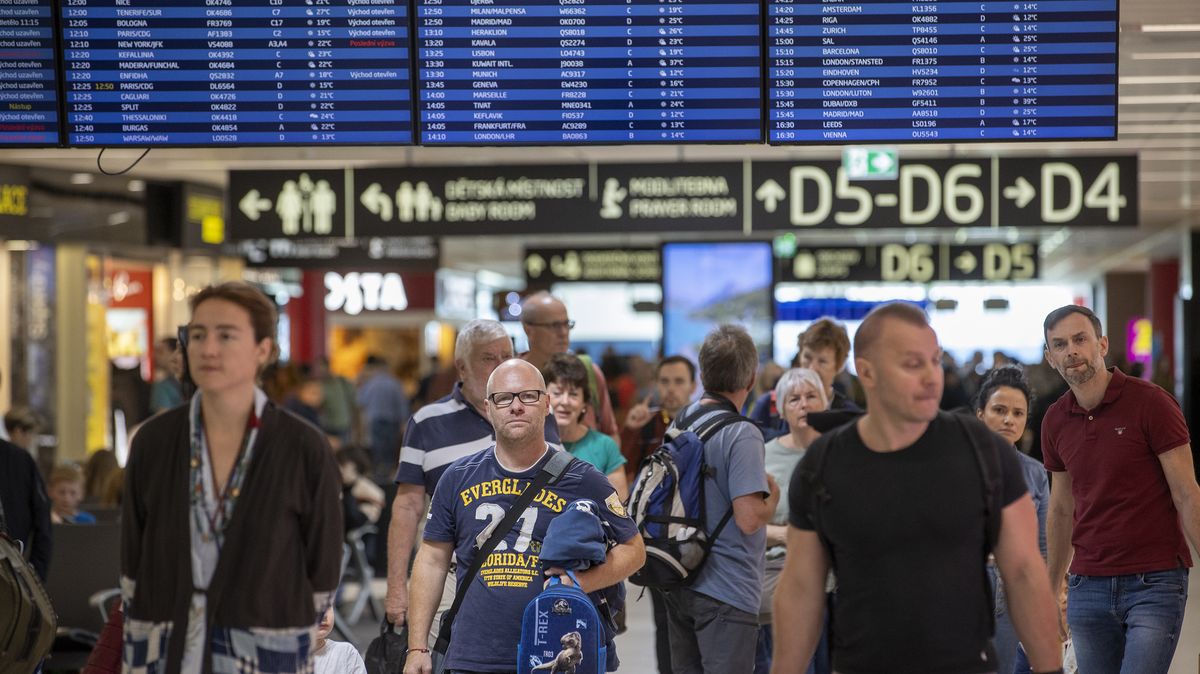 Chceme třináctý plat a mzdy zvednout o osm procent, říká letištní odborář