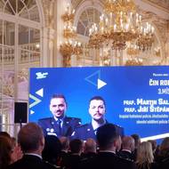 Martin Salay a Jiří Štěpánek, medaile Za hrdinství obdrželi za hrdinství při záchraně lidských životů. Policisté, kteří zachránili život několika osobám při evakuaci hořící táborské ubytovny.