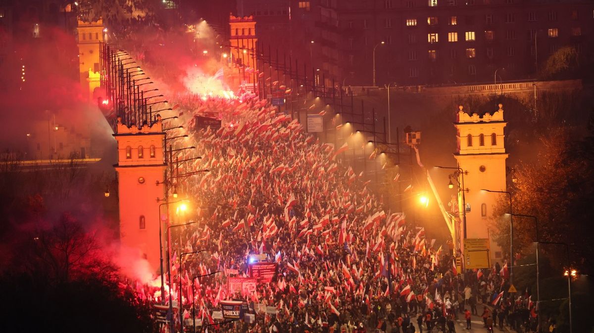 „Zákaz buzerantství, braňme bílou Evropu.“ Nacionalisté prošli Varšavou