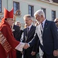 Dorazili i političtí představitelé. Na snímku se kardinál Duka zdraví s prezidentem Petrem Pavlem. Po Pavlově pravici stojí předseda Senátu Miloš Vystrčil (ODS).