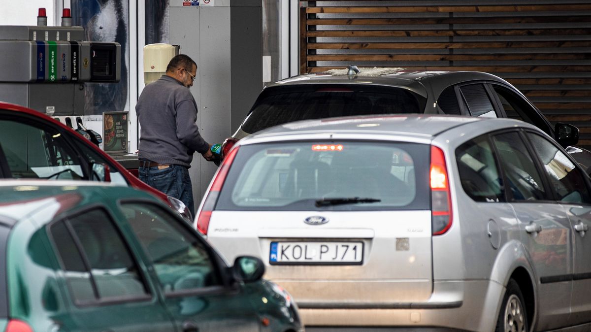 Z čeho se skládá cena benzinu a nafty. Polovinu tvoří daně