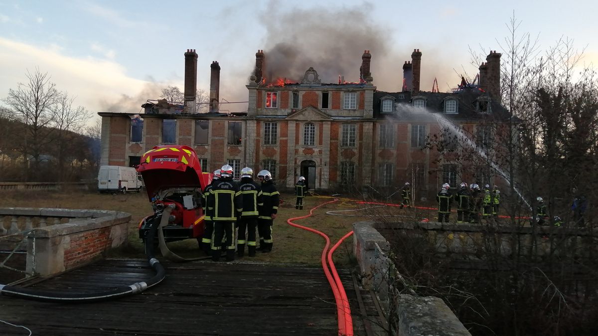Le palais français a pris feu parce que les pompiers étaient bloqués par des douves