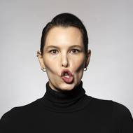 Rty pracují, ale čelo i oční okolí se nesmí krčit.