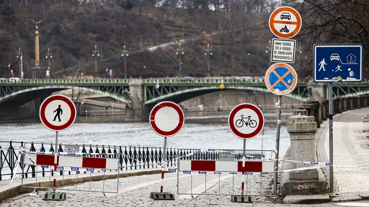 Pražští hasiči vytáhli z rozvodněné Vltavy tonoucího muže