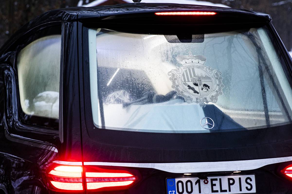 Pohřební vůz s ostatky Karla Schwarzenberga dorazil ke hrobce na Orlíku.