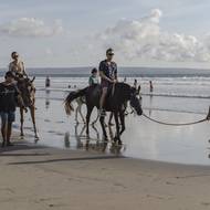 Pár českých turistů v roce 2019 podstoupil očistný obřad poté, co se dopustil znesvěcení. Muž pocákal své partnerce holé pozadí „pro štěstí“ posvátnou vodou vyvěrající v komplexu jednoho z hinduistických chrámů.