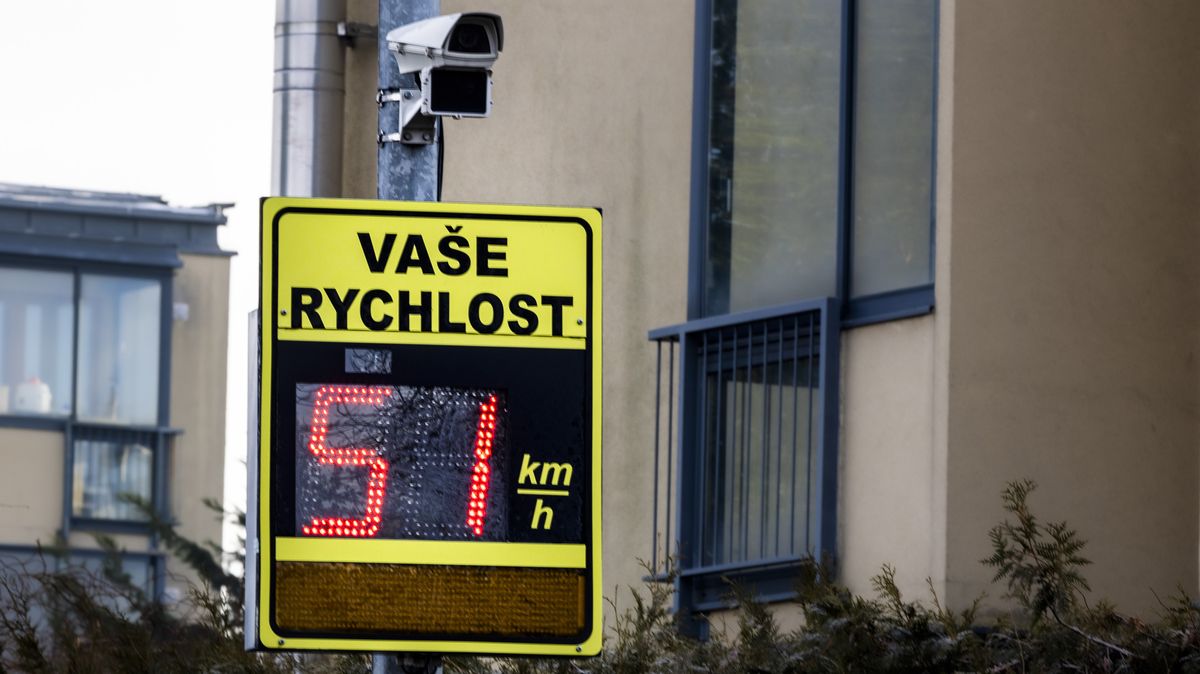 „Jezdíme padesátkou.“ I tak radarů přibývá a pokuty platí desítky tisíc řidičů
