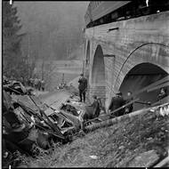 Rozbitý lůžkový vagon, který po srážce spadl z mostu.