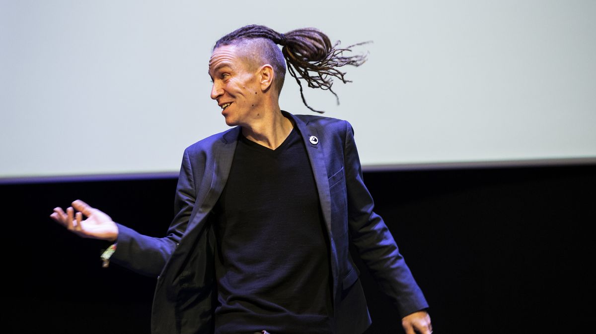Fotky: Růžová revoluce se nekoná, Piráty dál povede Bartoš