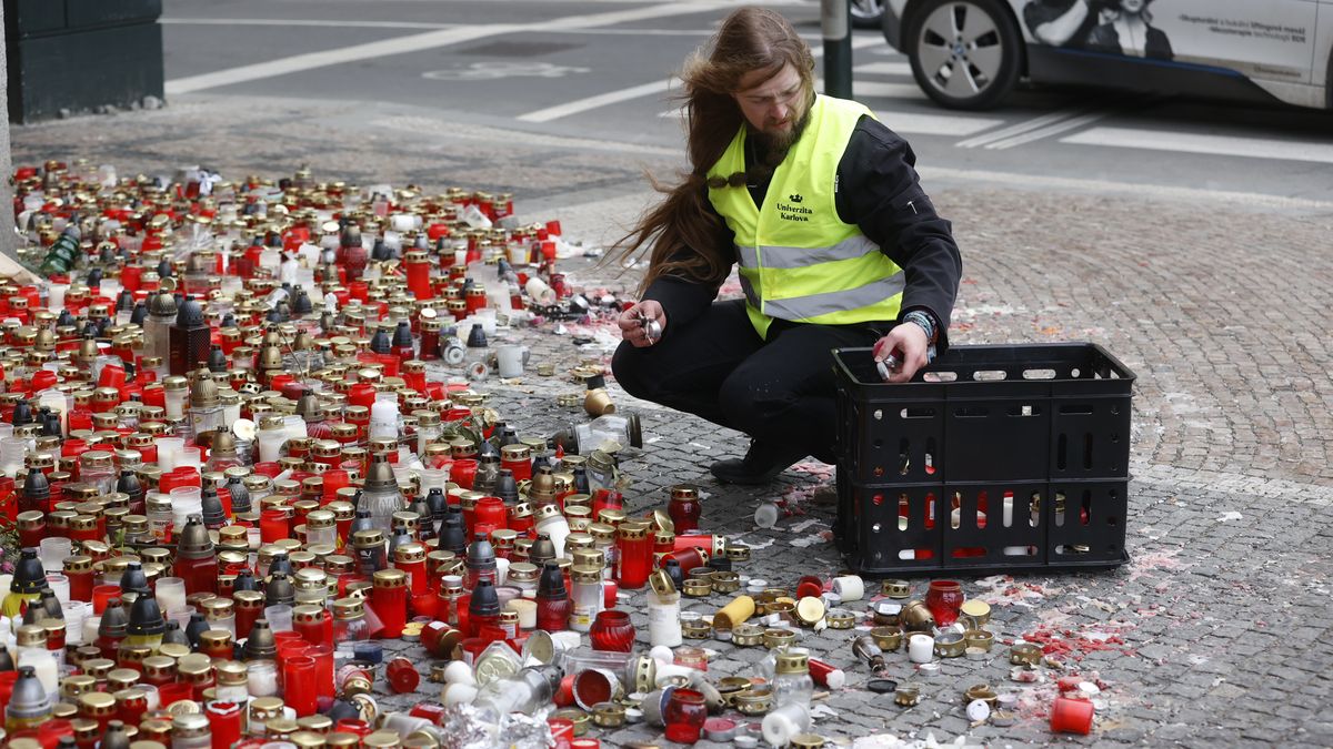 Obrazem: Studenti uklidili tisíce svíček, truchlení však nekončí