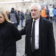 Přes Hradčanské náměstí ale neprocházeli jen politici, přišla řada osobností veřejného života. Například herec Tomáš Hanák.