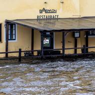 Některé restaurace a hospody tak zůstávají zavřené.
