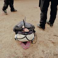 Zatčená aktivistka během policejního vystěhování Hambachského lesa. (Aktivisté okupovali část lesa od roku 2012 a stavěli si zde domy na stromech, aby tak zabránili kácení. Kerpen, 27. září 2018.)