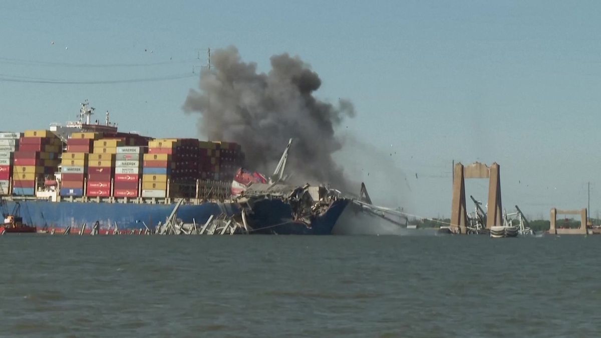 Video: Odklízecí týmy bouraly zbytky zříceného mostu v Baltimoru