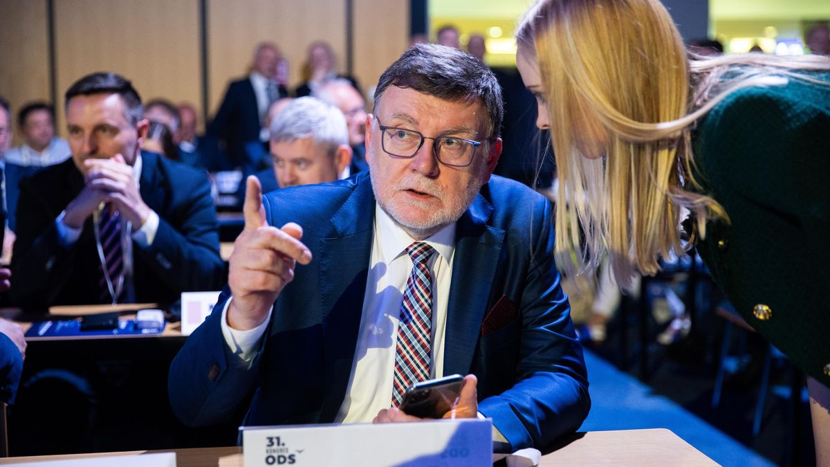 Policista se chlubil autem, kterým vozí ministra. Hrozí mu trest