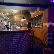 Obsluha vyhlíží první zákazníky v podniku My Bar 13. Foceno v sobotu 30. března v 00:28. Tedy v čase, kdy bývala Stodolní narvaná.